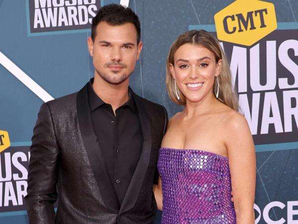 Selamat! Bintang Twilight Taylor Lautner dan Istri Sambut Kelahiran Anak Pertama Selamat! Bintang Twilight Taylor Lautner dan Istri Sambut Kelahiran Anak Pertama