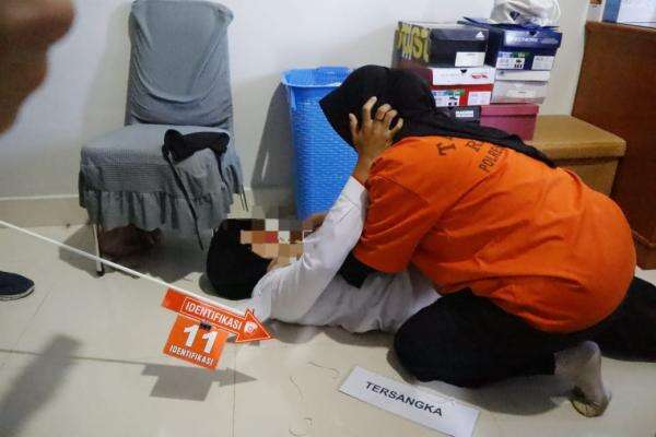 Rekonstruksi Pembunuhan Istri Dokter di Lhokseumawe, Tersangka Peragakan 16 Adegan Mencekam Rekonstruksi Pembunuhan Istri Dokter di Lhokseumawe, Tersangka Peragakan 16 Adegan Mencekam