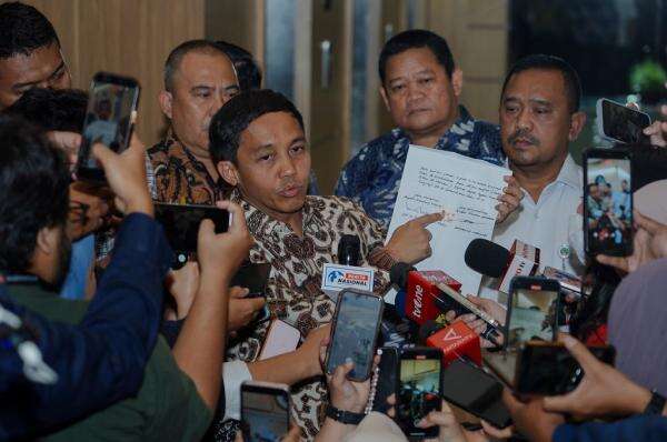 Menhut Akui Sempat Terima Amplop dari Bupati Kuansing Tersangka KPK: Saya Tak Tahu Isinya Menhut Akui Sempat Terima Amplop dari Bupati Kuansing Tersangka KPK: Saya Tak Tahu Isinya