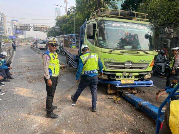 Truk Tabrak Separator Busway di Gatot Subroto, Lalin Sempat Tersendat Truk Tabrak Separator Busway di Gatot Subroto, Lalin Sempat Tersendat