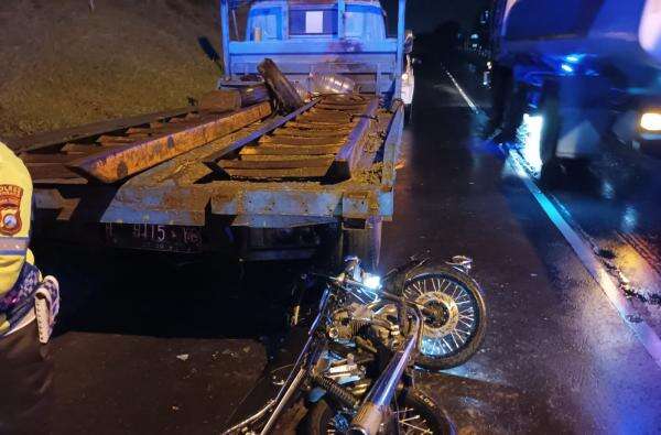 Kecelakaan Tragis di Jalan Raya Ploso Jombang, Pelajar 15 Tahun Tewas Tabrak Truk Trailer Parkir Kecelakaan Tragis di Jalan Raya Ploso Jombang, Pelajar 15 Tahun Tewas Tabrak Truk Trailer Parkir