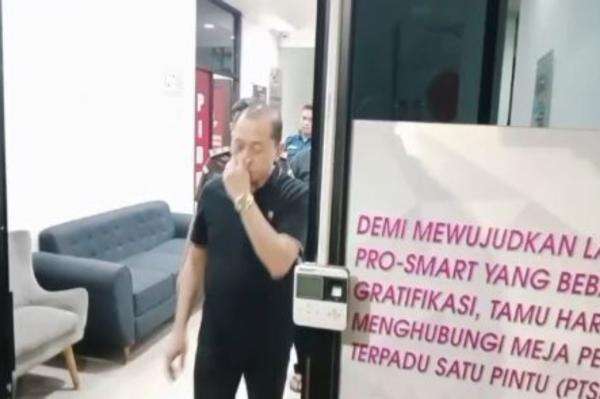 Anggota DPRD Kabupaten Bekasi Nyumarno Ditahan dalam Kasus Dugaan Pengeroyokan Anggota DPRD Kabupaten Bekasi Nyumarno Ditahan dalam Kasus Dugaan Pengeroyokan