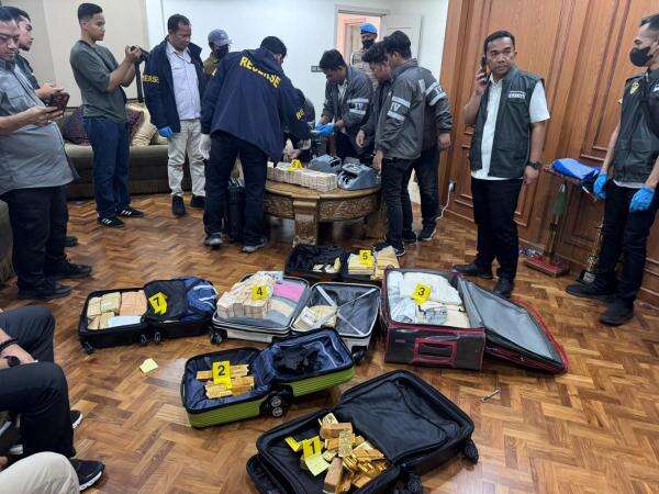 Geledah Rumah di Sentul, Polisi Temukan Emas Batangan 74 Kg Geledah Rumah di Sentul, Polisi Temukan Emas Batangan 74 Kg