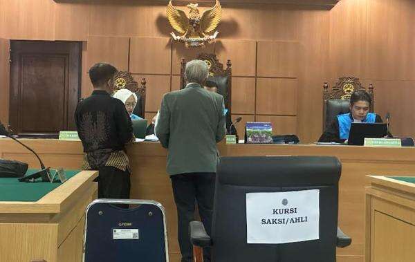 Kasus Ijazah Jokowi, UGM dan Tim Bonjowi Serahkan Tumpukan Dokumen ke PTUN Jakarta Kasus Ijazah Jokowi, UGM dan Tim Bonjowi Serahkan Tumpukan Dokumen ke PTUN Jakarta