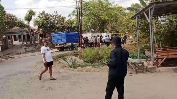 Geram Jalan Rusak akibat Truk Berat, Warga Bangkalan Blokir Akses Desa hingga Nyaris Bentrok Geram Jalan Rusak akibat Truk Berat, Warga Bangkalan Blokir Akses Desa hingga Nyaris Bentrok