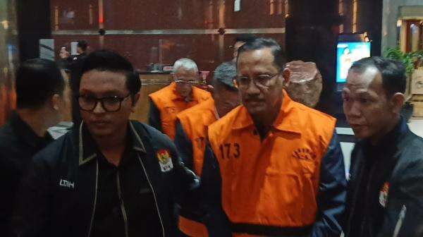 Penampakan 7 Tersangka Baru Kasus Korupsi BBPJN Sumut, Kompak Bungkam saat Digiring Penampakan 7 Tersangka Baru Kasus Korupsi BBPJN Sumut, Kompak Bungkam saat Digiring