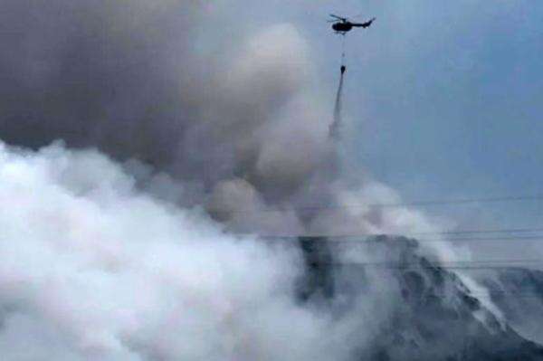 Asap Tebal Kebakaran TPA Putri Cempo Masih Selimuti Solo, Water Bombing Digencarkan Asap Tebal Kebakaran TPA Putri Cempo Masih Selimuti Solo, Water Bombing Digencarkan