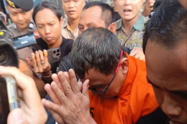 Bupati Bolmut Sirajudin Lasena Pakai Rompi Oranye usai Terjaring OTT KPK Bupati Bolmut Sirajudin Lasena Pakai Rompi Oranye usai Terjaring OTT KPK