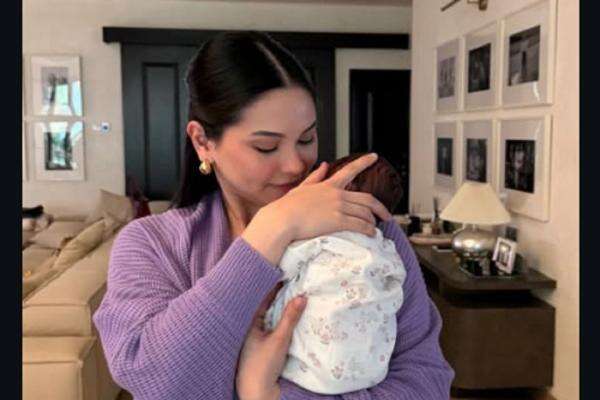 Dilarang Sering Gendong Baby Soleil, Alyssa Daguise Bantah Mitos Bayi Bau Tangan Dilarang Sering Gendong Baby Soleil, Alyssa Daguise Bantah Mitos Bayi Bau Tangan