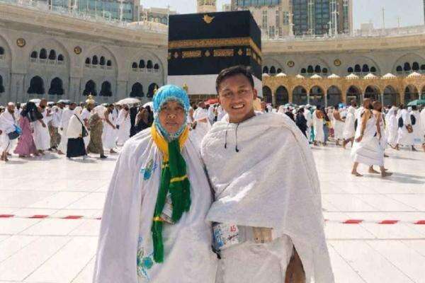 Jemaah asal Tuban Bagikan Pentingnya JKN untuk Perjalanan Ibadah Haji yang Tenang Jemaah asal Tuban Bagikan Pentingnya JKN untuk Perjalanan Ibadah Haji yang Tenang