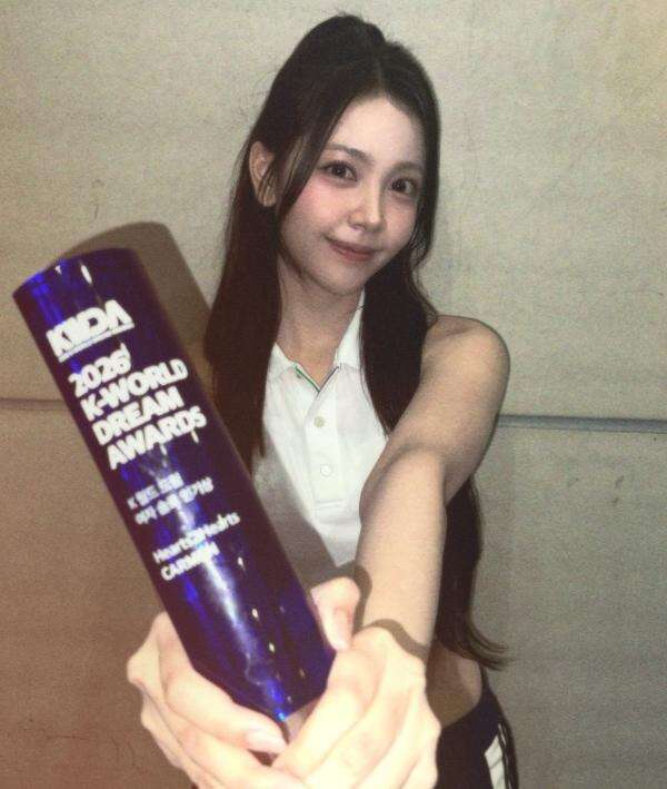Cetak Sejarah! Carmen Hearts2Hearts Jadi Perempuan Pertama Indonesia yang Raih Female Solo Popularity Award Cetak Sejarah! Carmen Hearts2Hearts Jadi Perempuan Pertama Indonesia yang Raih Female Solo Popularity Award