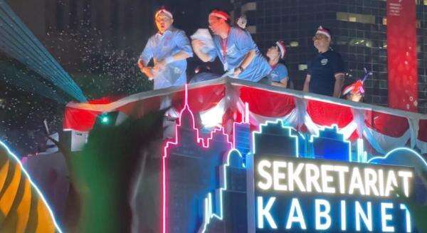 Dari Atas Kendaraan Hias, Seskab Teddy Bagikan Kaus ke Warga di Karnaval Nusantara Dari Atas Kendaraan Hias, Seskab Teddy Bagikan Kaus ke Warga di Karnaval Nusantara