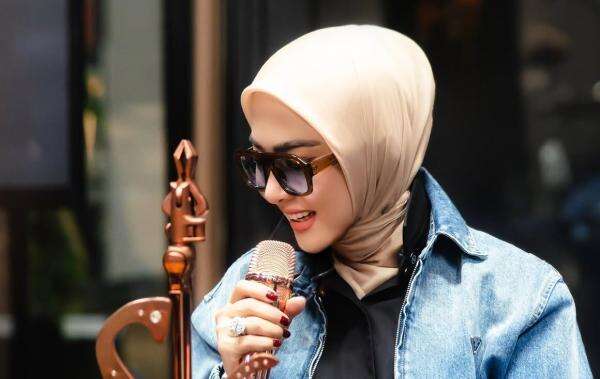 Syahrini Bagi-Bagi Kaos Isi Dolar saat Manggung di Pestapora 2026, Penonton Auto Heboh Syahrini Bagi-Bagi Kaos Isi Dolar saat Manggung di Pestapora 2026, Penonton Auto Heboh
