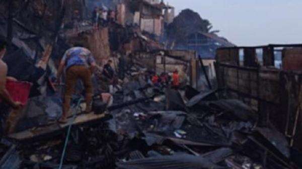 Kebakaran di Samarinda Hanguskan Belasan Rumah, Pemadaman Terkendala Akses Sempit Kebakaran di Samarinda Hanguskan Belasan Rumah, Pemadaman Terkendala Akses Sempit