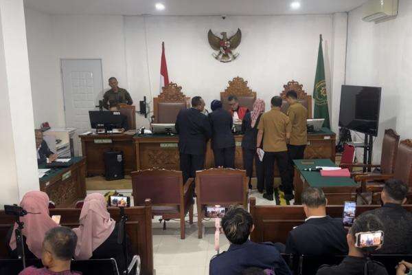 Sidang Perdana Praperadilan Dokter Tifa Digelar, Tim Pengacara Bacakan Permohonan Sidang Perdana Praperadilan Dokter Tifa Digelar, Tim Pengacara Bacakan Permohonan