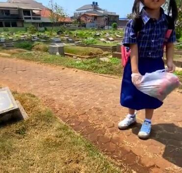 Viral! Bocah Perempuan Ziarah ke Makam Ibunya di Hari Pertama Sekolah: Aku Sudah Pakai Seragam Mah Viral! Bocah Perempuan Ziarah ke Makam Ibunya di Hari Pertama Sekolah: Aku Sudah Pakai Seragam Mah