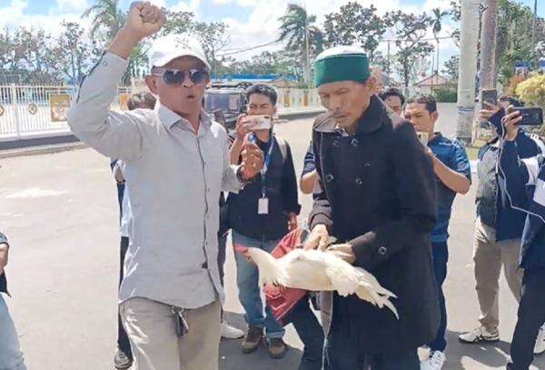 Bupati Lalu Ahmad Zaini Ditangkap KPK, Warga Potong Ayam di Kantor Pemkab Lobar Bupati Lalu Ahmad Zaini Ditangkap KPK, Warga Potong Ayam di Kantor Pemkab Lobar