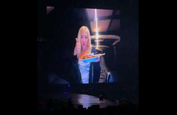 Jawab Tantangan Netizen, Rose BLACKPINK Makan Sate Ayam di Hari Kedua Konser Deadline World Tour Jawab Tantangan Netizen, Rose BLACKPINK Makan Sate Ayam di Hari Kedua Konser Deadline World Tour