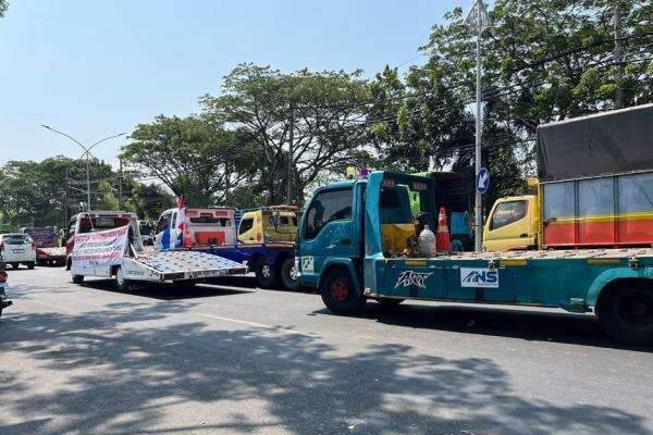 Penutupan Jalan Jagir Surabaya Buntut Aksi Sopir Truk Bisa Rugikan UMKM Penutupan Jalan Jagir Surabaya Buntut Aksi Sopir Truk Bisa Rugikan UMKM