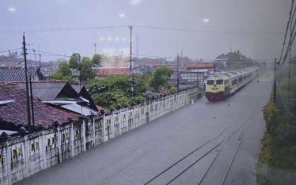 KAI Batalkan 82 Perjalanan Kereta Api Imbas Banjir di Jakarta dan Semarang KAI Batalkan 82 Perjalanan Kereta Api Imbas Banjir di Jakarta dan Semarang