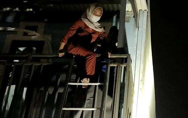 Diduga Dikunci dari Luar oleh OTK, Wanita Ini Terjebak di Ruko Daycare Diduga Dikunci dari Luar oleh OTK, Wanita Ini Terjebak di Ruko Daycare
