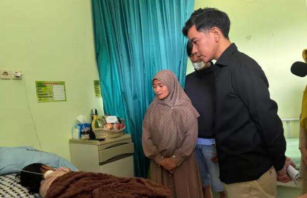Gibran Jenguk Korban Keracunan MBG di Batang, Minta Maaf dan Pastikan Biaya Pengobatan Ditanggung Gibran Jenguk Korban Keracunan MBG di Batang, Minta Maaf dan Pastikan Biaya Pengobatan Ditanggung
