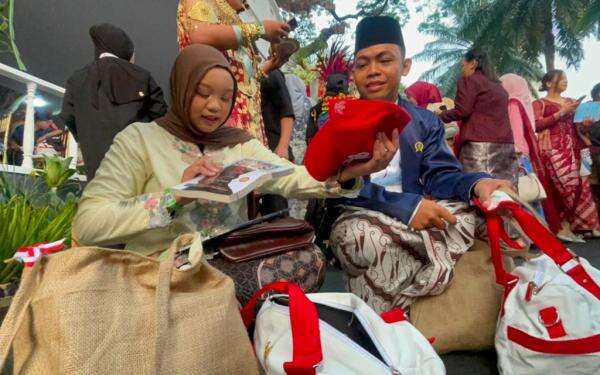 Intip Isi Goodie Bag Upacara HUT ke-81 RI di Istana, Buku Presiden hingga Topi Intip Isi Goodie Bag Upacara HUT ke-81 RI di Istana, Buku Presiden hingga Topi