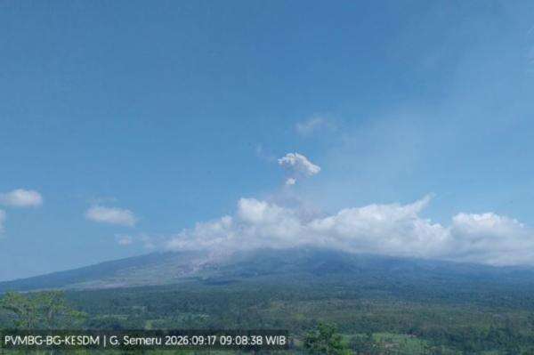 Gunung Semeru Meletus Lagi, Abu Vulkanik Tebal Membubung Setinggi 1 Km ke Langit Gunung Semeru Meletus Lagi, Abu Vulkanik Tebal Membubung Setinggi 1 Km ke Langit