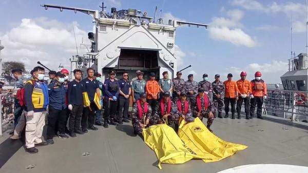 KRI Nala-363 Evakuasi 32 Korban Kebakaran KM Mutiara Sentosa, 2 Tewas KRI Nala-363 Evakuasi 32 Korban Kebakaran KM Mutiara Sentosa, 2 Tewas
