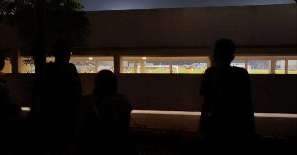Bukti Kesetiaan! Milanisti Indonesia Dampingi AC Milan Berlatih di Stadion Madya Bukti Kesetiaan! Milanisti Indonesia Dampingi AC Milan Berlatih di Stadion Madya