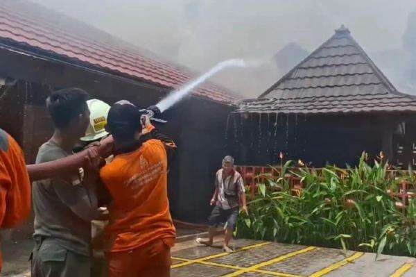 Kebakaran Restoran Bakso Lapangan Tembak, 4 Unit Damkar Dikerahkan Kebakaran Restoran Bakso Lapangan Tembak, 4 Unit Damkar Dikerahkan