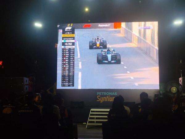Russell Menang 0,1 Detik atas Verstappen, Ratusan Penonton Nobar Sampai Tahan Napas Russell Menang 0,1 Detik atas Verstappen, Ratusan Penonton Nobar Sampai Tahan Napas