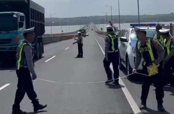 Kecelakaan di Bangkalan, Pemotor Lansia Ditabrak Mobil usai Terobos Jalur Suramadu Kecelakaan di Bangkalan, Pemotor Lansia Ditabrak Mobil usai Terobos Jalur Suramadu