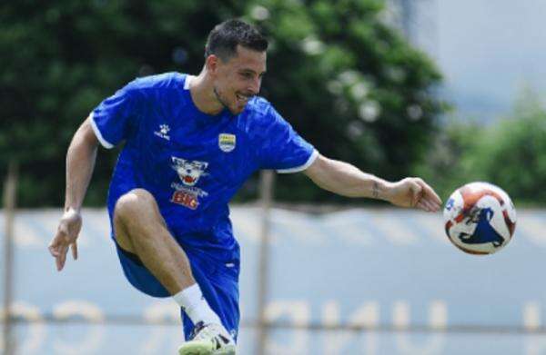 Thom Haye Semprot Fasilitas Persib, Pemain Sampai Harus Recovery di Tempat Marc Klok Thom Haye Semprot Fasilitas Persib, Pemain Sampai Harus Recovery di Tempat Marc Klok