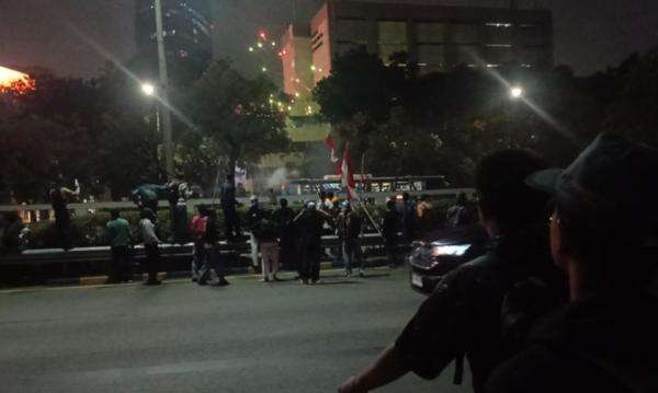 Massa Demo DPR Terus Bertambah, Ada yang Merangsek Masuk Jalan Tol Massa Demo DPR Terus Bertambah, Ada yang Merangsek Masuk Jalan Tol