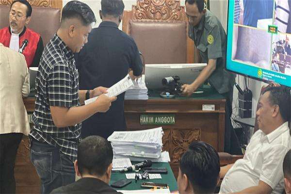 Polda Metro Jaya Serahkan Tumpukan Dokumen di Sidang Praperadilan Roy Suryo Polda Metro Jaya Serahkan Tumpukan Dokumen di Sidang Praperadilan Roy Suryo