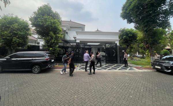 KPK Geledah Rumah Mewah Anggota Polri Yayat Sudrajat Terkait Suap Proyek, Sita Sejumlah Dokumen KPK Geledah Rumah Mewah Anggota Polri Yayat Sudrajat Terkait Suap Proyek, Sita Sejumlah Dokumen