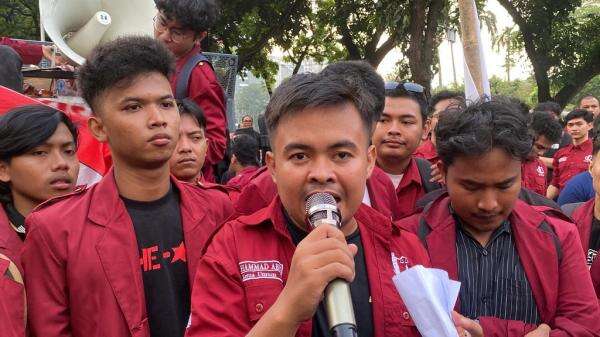 Massa Mahasiswa Diajak Bertemu Wapres Gibran usai Demo di Medan Merdeka Selatan Massa Mahasiswa Diajak Bertemu Wapres Gibran usai Demo di Medan Merdeka Selatan