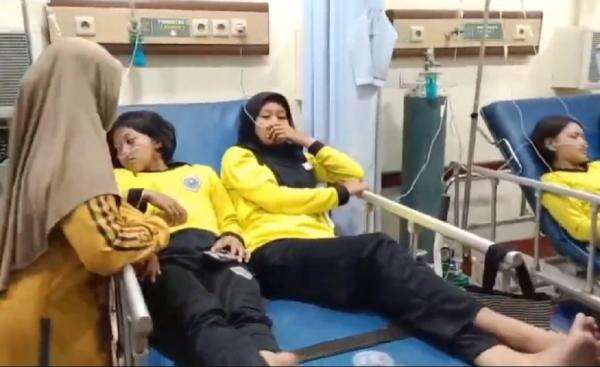 Terpapar Asap Kebakaran Lahan, Puluhan Siswa SMK di Karawang Dilarikan ke RS Terpapar Asap Kebakaran Lahan, Puluhan Siswa SMK di Karawang Dilarikan ke RS