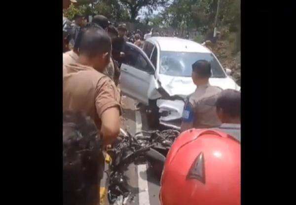 Kecelakaan di Pasuruan, Suzuki Ertiga Oleng Tabrak Pemotor gegara Sopir Mabuk Kecelakaan di Pasuruan, Suzuki Ertiga Oleng Tabrak Pemotor gegara Sopir Mabuk