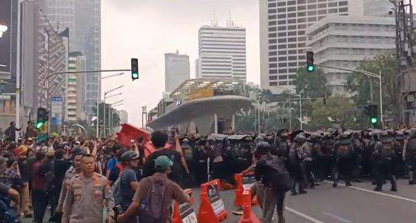 Demo Ricuh Dekat Halte Tosari, Polisi Bermotor dan Bertameng Dikerahkan Demo Ricuh Dekat Halte Tosari, Polisi Bermotor dan Bertameng Dikerahkan