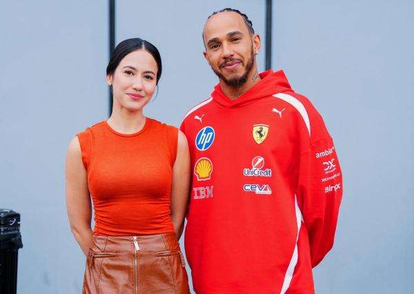 Potret Cantik Pevita Pearce Ketemu Lewis Hamilton dan Charles Leclerc di Markas Ferarri, Visualnya Banjir Pujian Potret Cantik Pevita Pearce Ketemu Lewis Hamilton dan Charles Leclerc di Markas Ferarri, Visualnya Banjir Pujian
