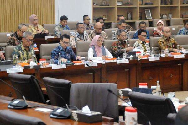 Telkom Catat Pendapatan Rp146,7 Triliun, DPR Minta Soliditas Dijaga Telkom Catat Pendapatan Rp146,7 Triliun, DPR Minta Soliditas Dijaga