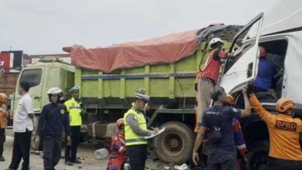 Sopir Truk Jungkit yang Mogok Usai Terlibat Tabrakan Maut di Pantura Kendal Belum Ditemukan Sopir Truk Jungkit yang Mogok Usai Terlibat Tabrakan Maut di Pantura Kendal Belum Ditemukan