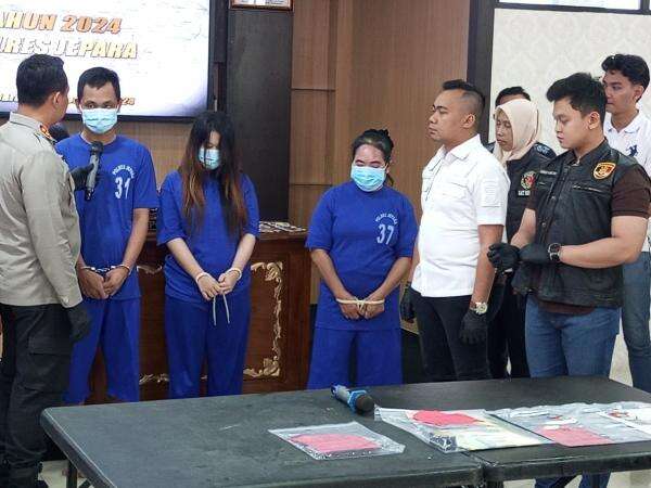 Sejoli Selebgram di Jepara Dibekuk Polisi, Promosikan Judi Online di IG dengan Ratusan Ribu Follower Sejoli Selebgram di Jepara Dibekuk Polisi, Promosikan Judi Online di IG dengan Ratusan Ribu Follower