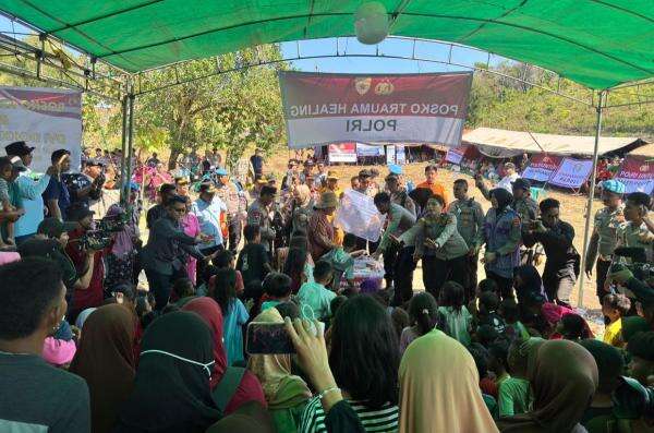 Momen Kapolri dan Titiek Soeharto Tinjau 2 Posko Pengungsian Gempa NTT, Hibur Anak-Anak hingga Bawa Bantuan Momen Kapolri dan Titiek Soeharto Tinjau 2 Posko Pengungsian Gempa NTT, Hibur Anak-Anak hingga Bawa Bantuan