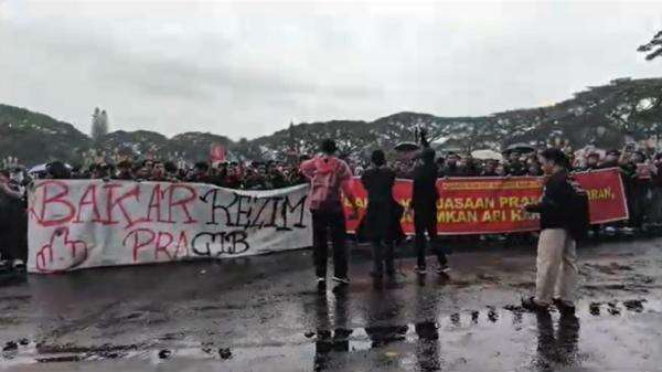 Demo di Malang Diguyur Hujan, Massa Soroti Persoalan Karhutla Demo di Malang Diguyur Hujan, Massa Soroti Persoalan Karhutla
