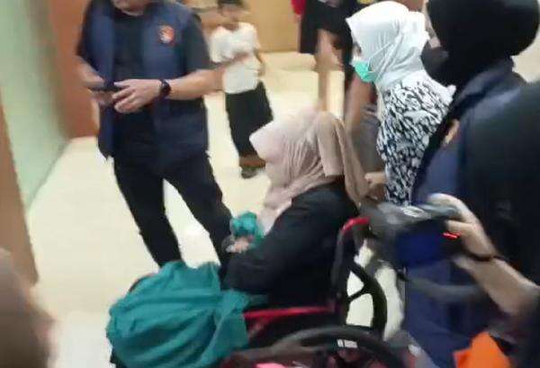 Dokter Tifa Pakai Kursi Roda usai Periksa Kesehatan, Pengacara Ungkap Kondisinya Dokter Tifa Pakai Kursi Roda usai Periksa Kesehatan, Pengacara Ungkap Kondisinya