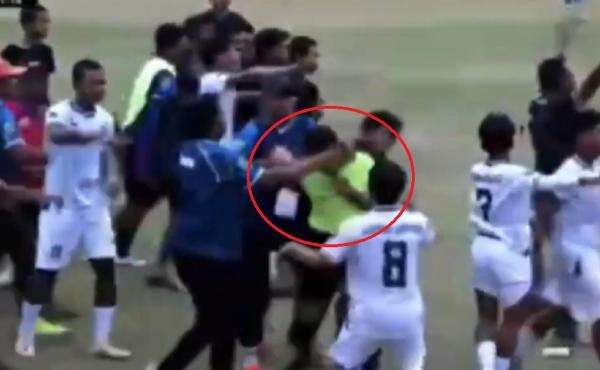 Detik-Detik Turnamen Sepak Bola Bupati Pasuruan Cup Ricuh, Wasit Dikeroyok Suporter Detik-Detik Turnamen Sepak Bola Bupati Pasuruan Cup Ricuh, Wasit Dikeroyok Suporter