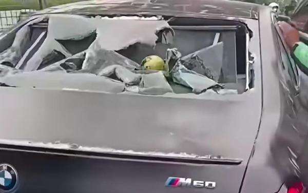 Viral Mobil BMW Listrik Hancur Diamuk Warga usai Tabrak Motor di Jakbar Viral Mobil BMW Listrik Hancur Diamuk Warga usai Tabrak Motor di Jakbar